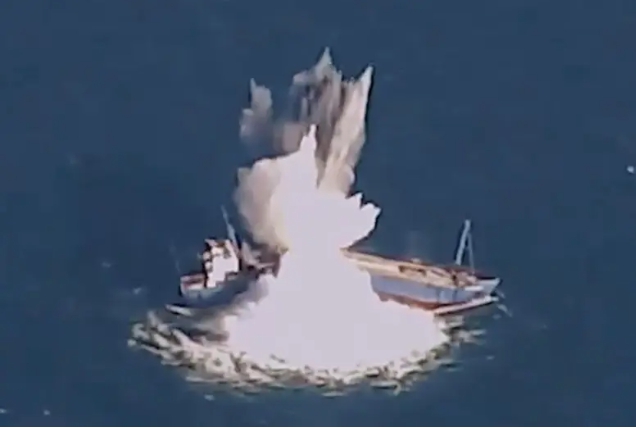 美國新型「快沉」（QUICKSINK）智慧型炸彈近日在測試時攻擊了一艘船導致該船沉船 圖 : 影片截圖