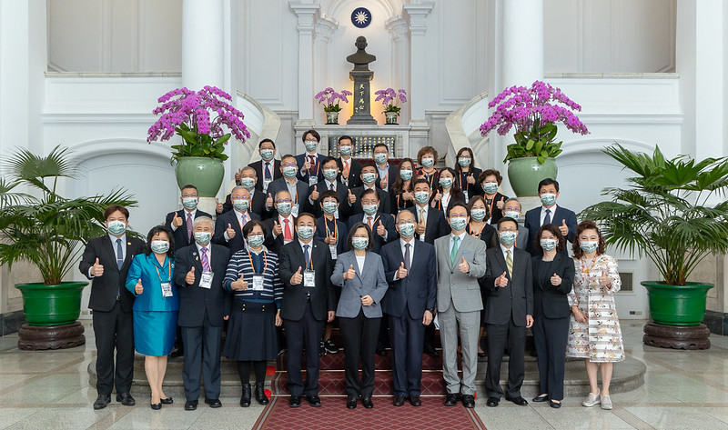 蔡英文總統今（16）日和「亞洲台灣商會聯合總會第29屆回國訪問團」合影。   圖：總統府提供