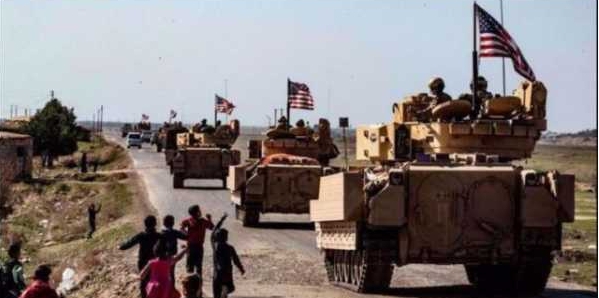 美軍裝甲車護送70 輛車，偷運敘利亞石油到伊拉克。   圖 : 翻攝自新頭網