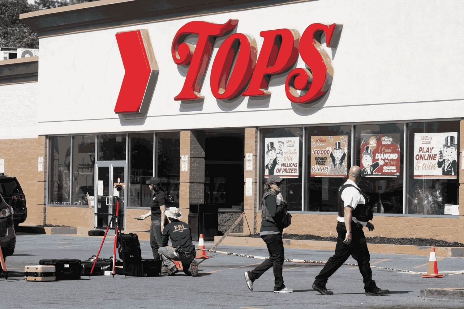 美國紐約州水牛城一家 TOPS 超市發生槍擊事件，FBI 和水牛城警察局成員在現場收集證據。   圖 : 達志影像 / 路透社
