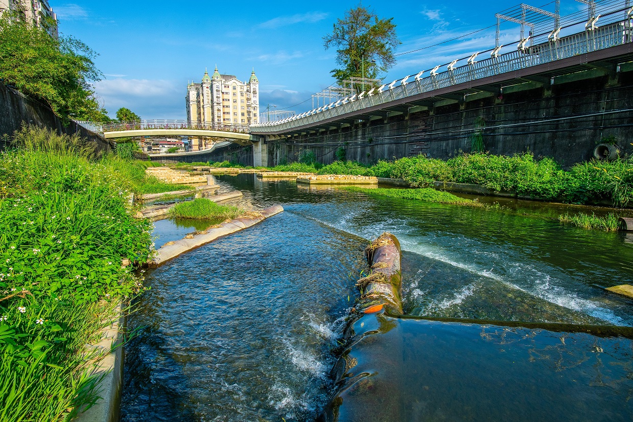 都會區的民眾開門就能享受鄉下溪流的純樸自然。   圖：新北市水利局提供