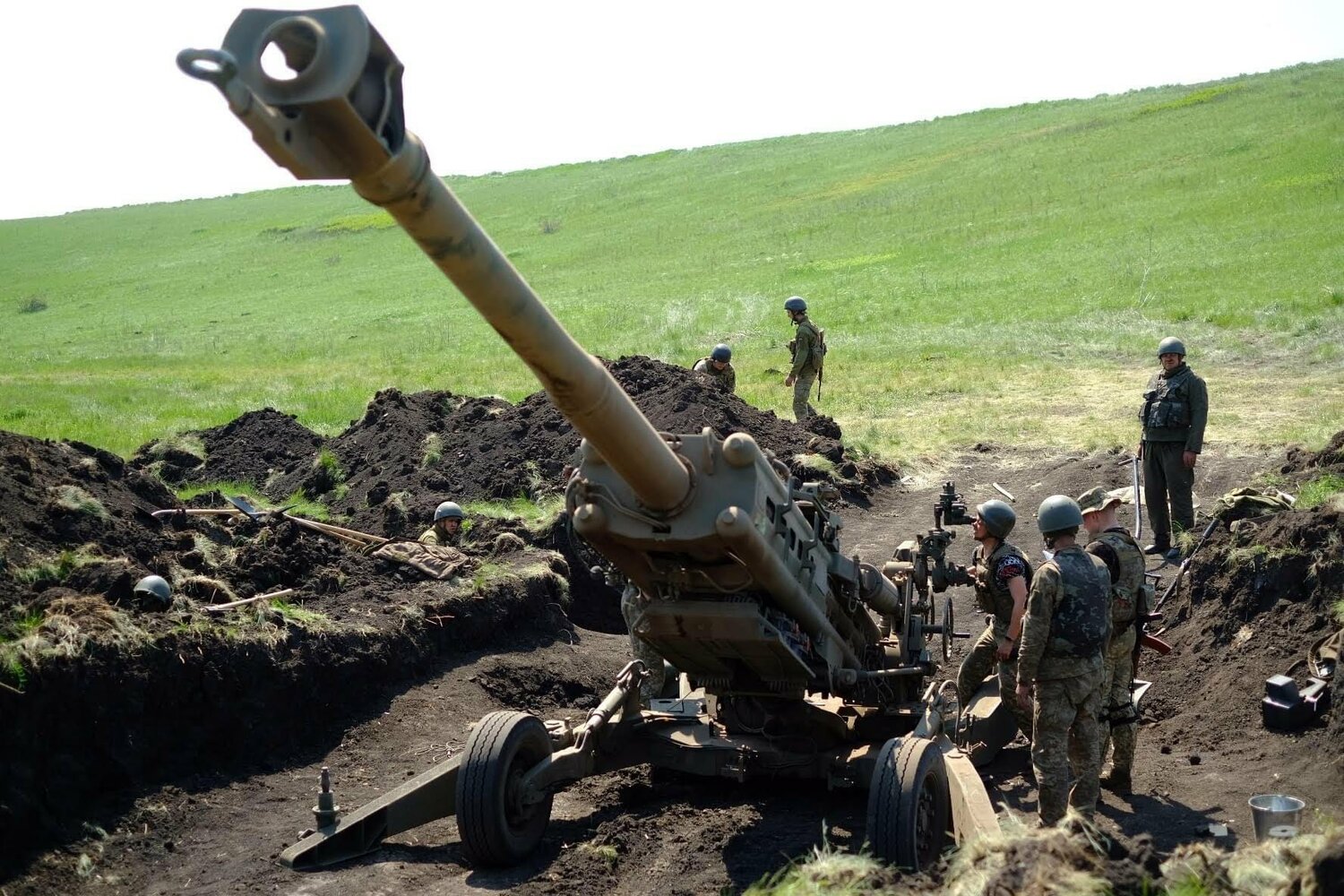 美援的 M777 榴彈砲在烏克蘭戰場前線。   圖：截自烏克蘭國防部推特