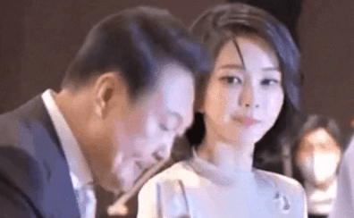 被夫人金建希瞪了一眼的南韓總統尹錫悅，趕忙放下酒杯。   圖 : 影片截圖