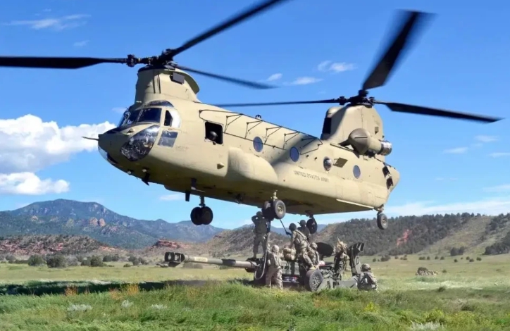 一架 UH-47 運輸直升機吊運一門 M777 火炮，並搭載一個炮組和約 30 發炮彈。   圖 : 翻攝自US Army