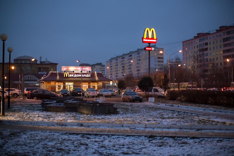 國際知名速食品牌「麥當勞」決意退出經營30年的俄羅斯市場，俄國境內850家門市全部出售。   圖：翻攝 SuzeeB推特