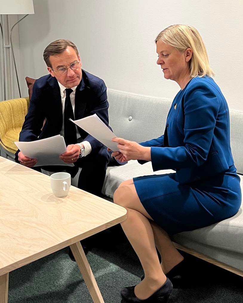 瑞典總理安德森（右）與溫和黨主席克里斯德森（左）16日宣布瑞典政府決定申請加入北約。   圖：翻攝安德森臉書