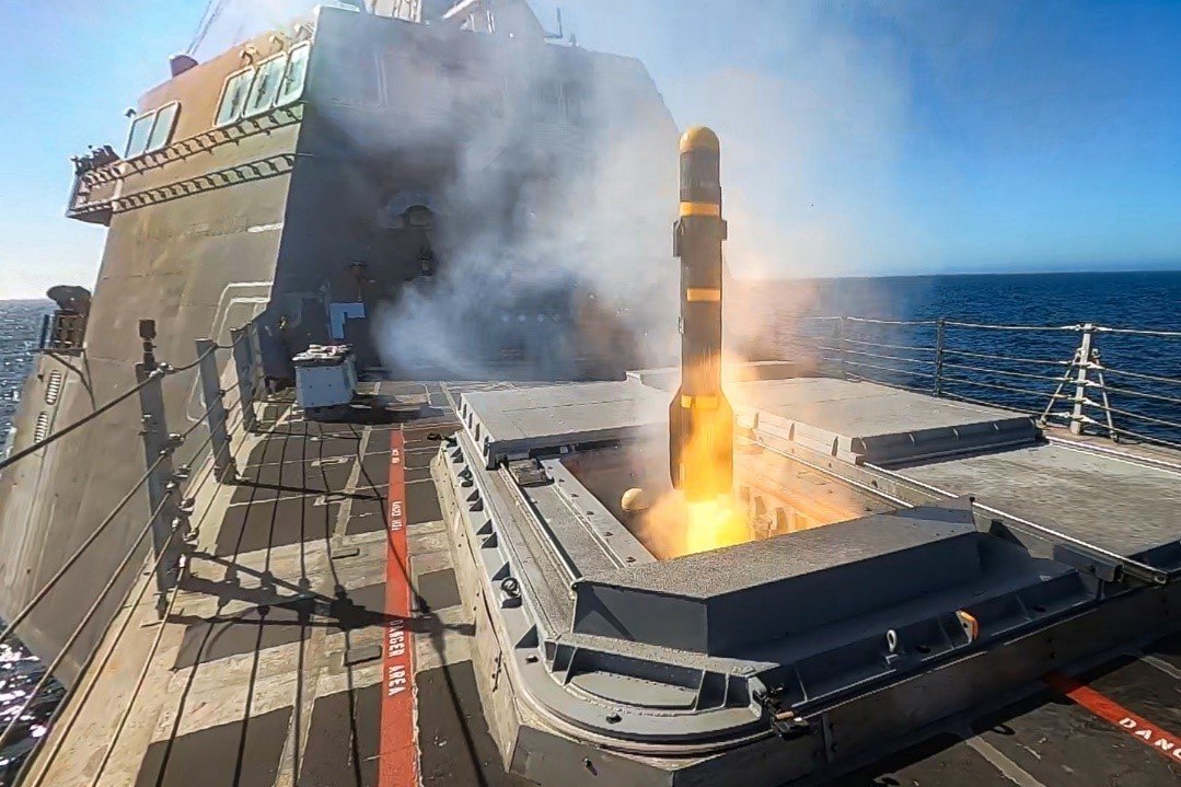 美國海軍「獨立級」瀕海戰鬥艦「蒙哥馬利號(LCS-8)」試射AGM-114L「長弓地獄火」導彈執行對地攻擊任務。   圖：US Navy