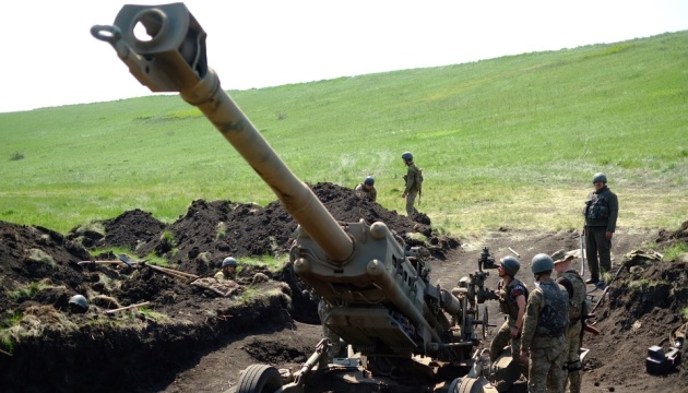 烏克蘭士兵操作美國軍援 M777 榴彈砲。   圖： 翻攝自Commander-in-Chief of the Armed Forces（資料照）