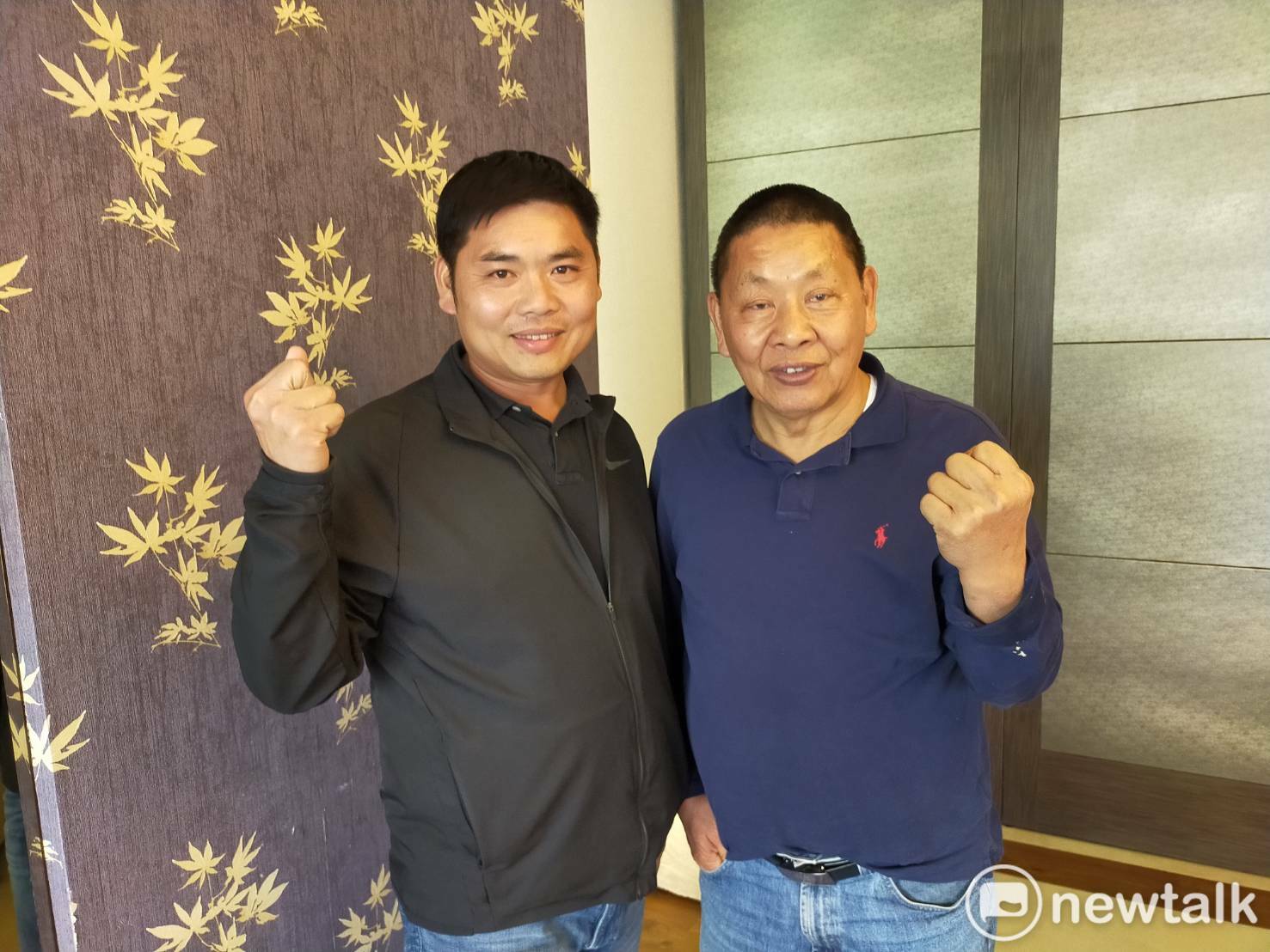 李文傑（左）接棒父親李榮鴻，參選台中市議員。   唐復年/攝