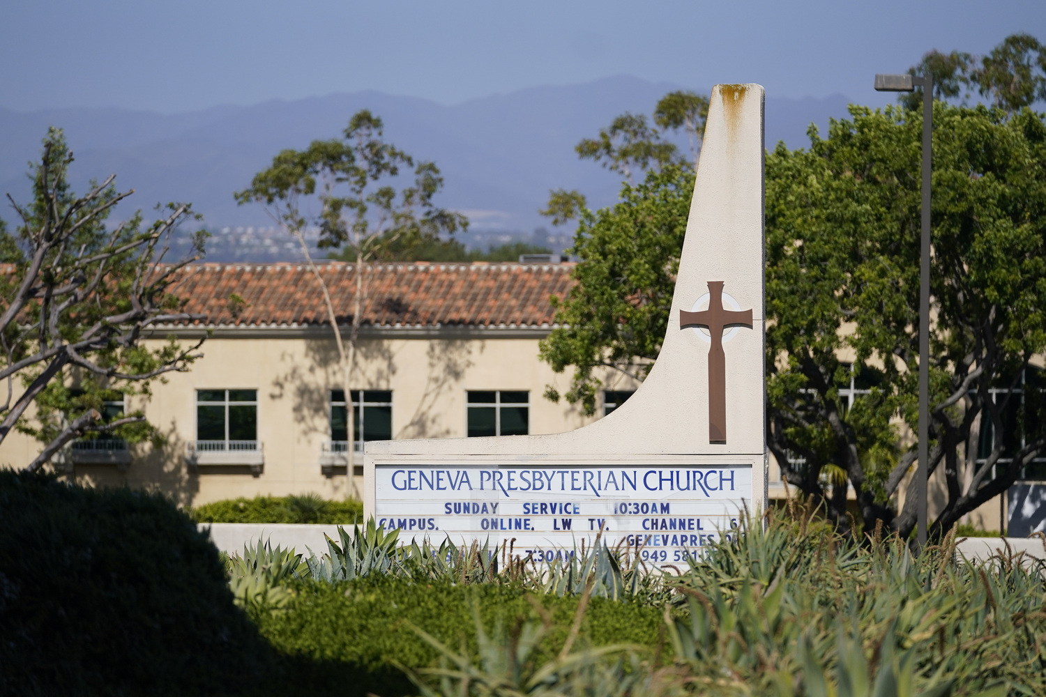 位於美國加州的日內瓦長老會教堂於15日發生槍擊事件，造成1死5傷。   圖：達志影像／美聯社