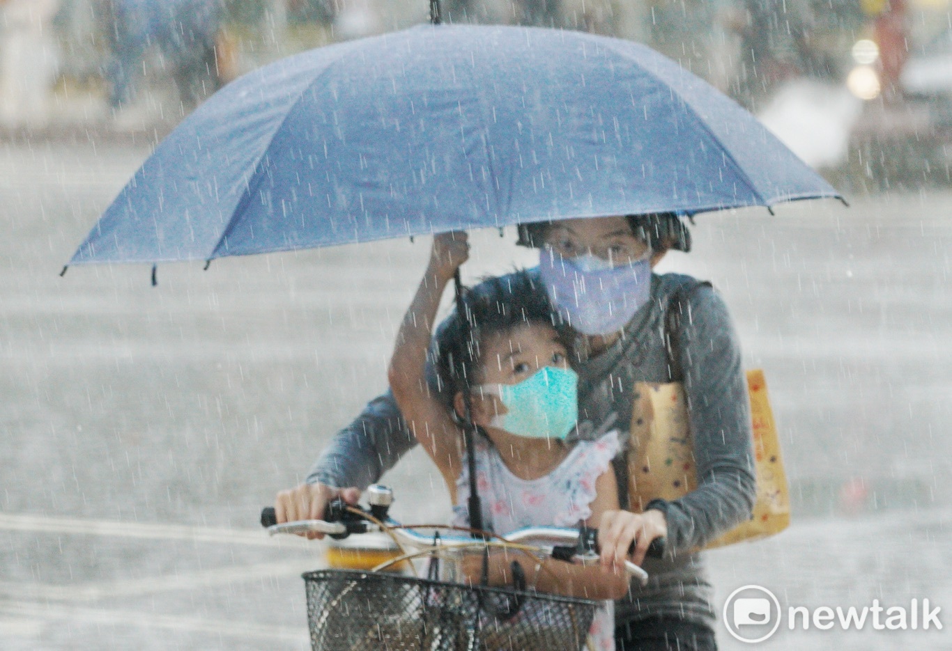 氣象專家吳德榮表示，滯留鋒面將於5/21~5/24影響台灣，各地要慎防瞬間強降雨（資料照）。   圖：張良一/攝