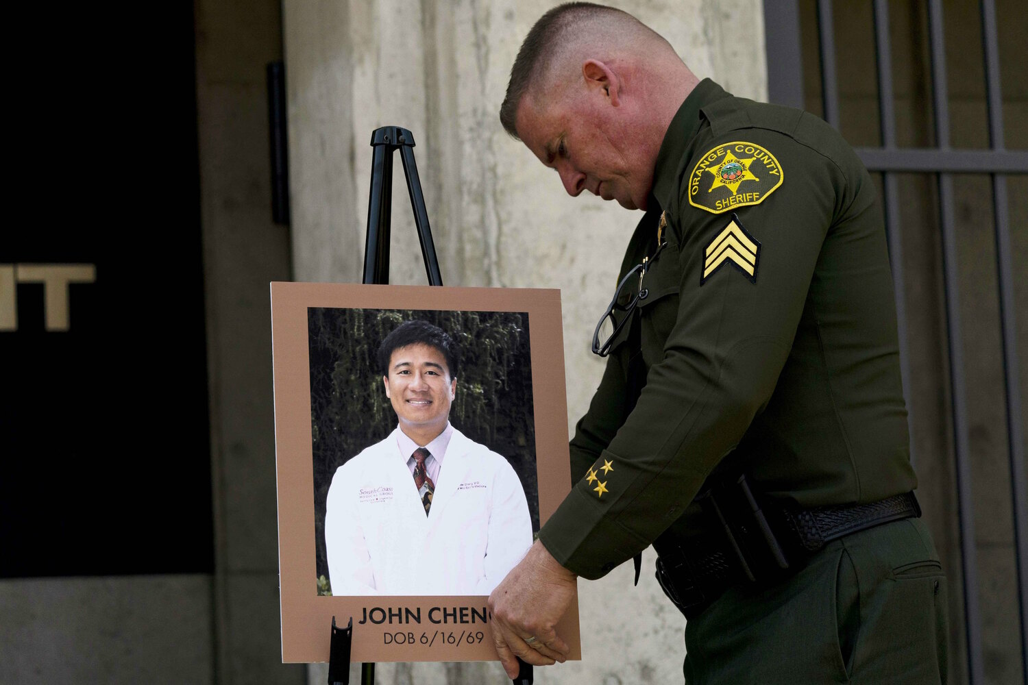 橘郡警署中士斯科特‧斯坦勒（Scott Steinle）擺放鄭達志醫師的照片，紀念他的犧牲。   圖：達志影像／美聯社