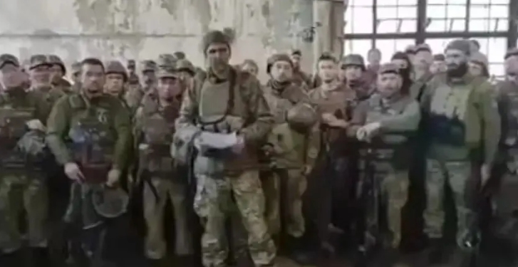烏克蘭領土防衛部隊一個旅長竟率兵向俄軍投降，還搞直播。   圖 : 翻攝自影片截圖