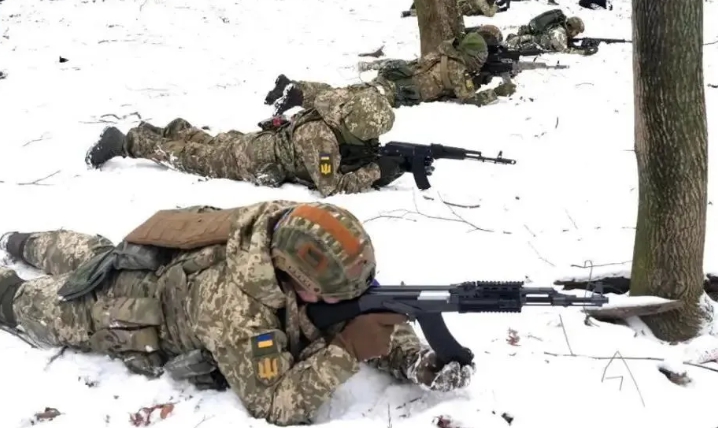 烏克蘭領土防衛部士兵持各式AK-47進行射擊訓練。   圖 : 翻攝自烏克蘭領土防衛部