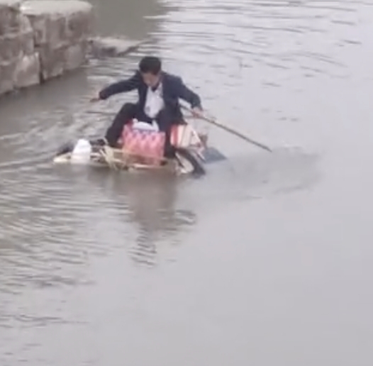 上海位處下游，江西則在上游段，還要划連駕車都需 7 小時半的路程，憑他這艘破艇，成功機率微乎其微。   圖：截自「騰訊視頻」