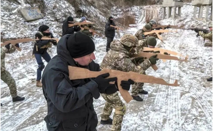 烏克蘭領土防衛部成立初期缺乏槍隻，還曾拿木槍練習接敵。 圖 : 翻攝自烏克蘭領土防衛部