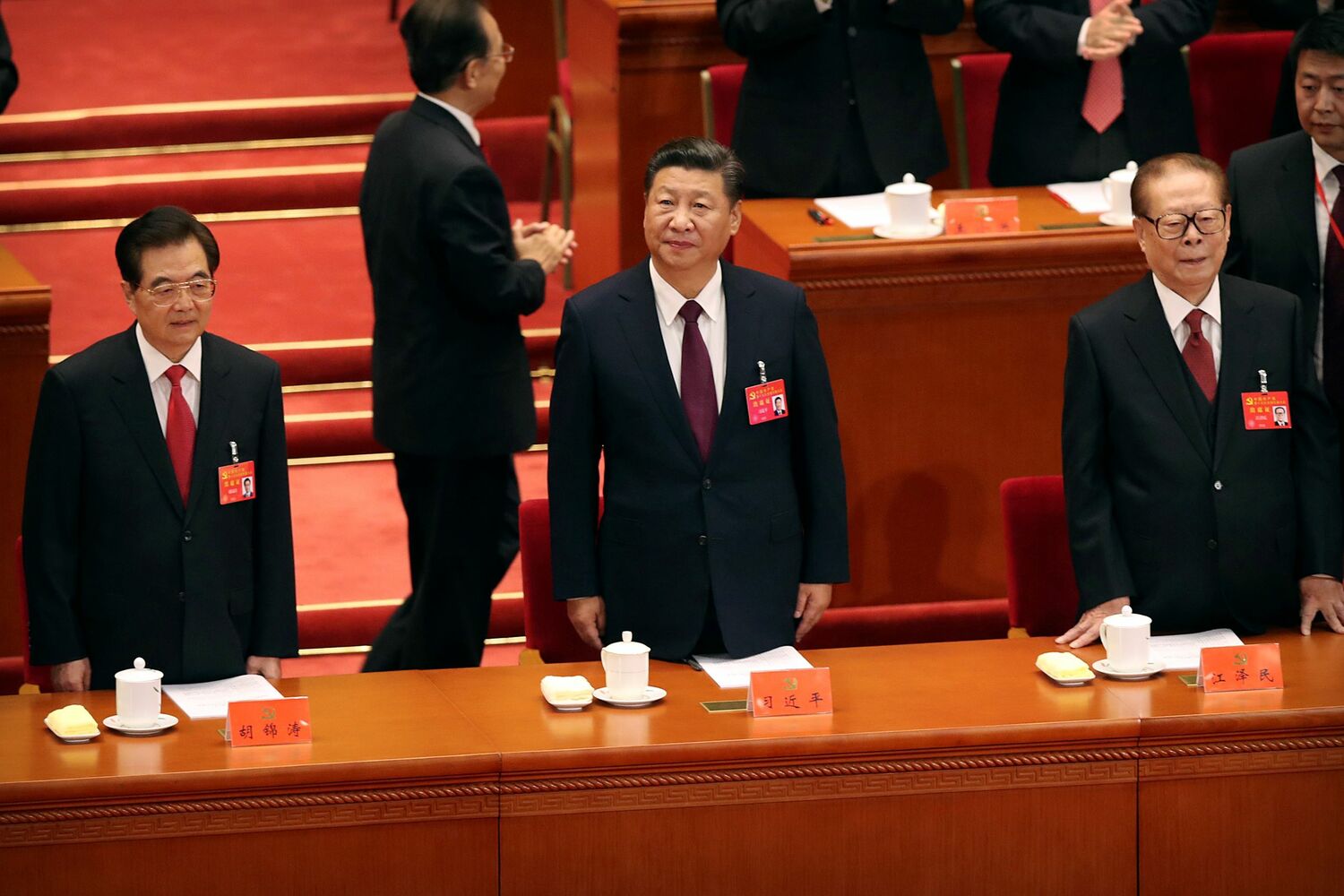 由左至右依序為前中國國家主席胡錦濤、現任中國國家主席習平、前中國國家主席江澤民出席中國十九大開幕式。   圖：達志影像/美聯社（資料照片）