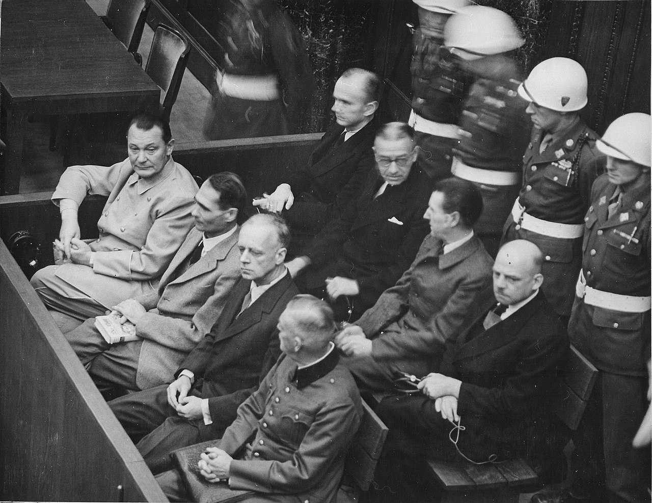 紐倫堡審判中由左至右依序為戈林（Hermann Göring）、赫斯（Rudolf Heß）、里賓特洛甫（Ulrich von Ribbentrop）、凱特爾（Wilhelm Keitel）；後排：鄧尼茨（Karl Dönitz）、雷德爾（Erich Raeder）、席拉赫（Baldur von Schirach）、紹克爾（"Fritz" Sauckel），他們均為納粹德國的軍政首領。   圖：翻攝自維基百科