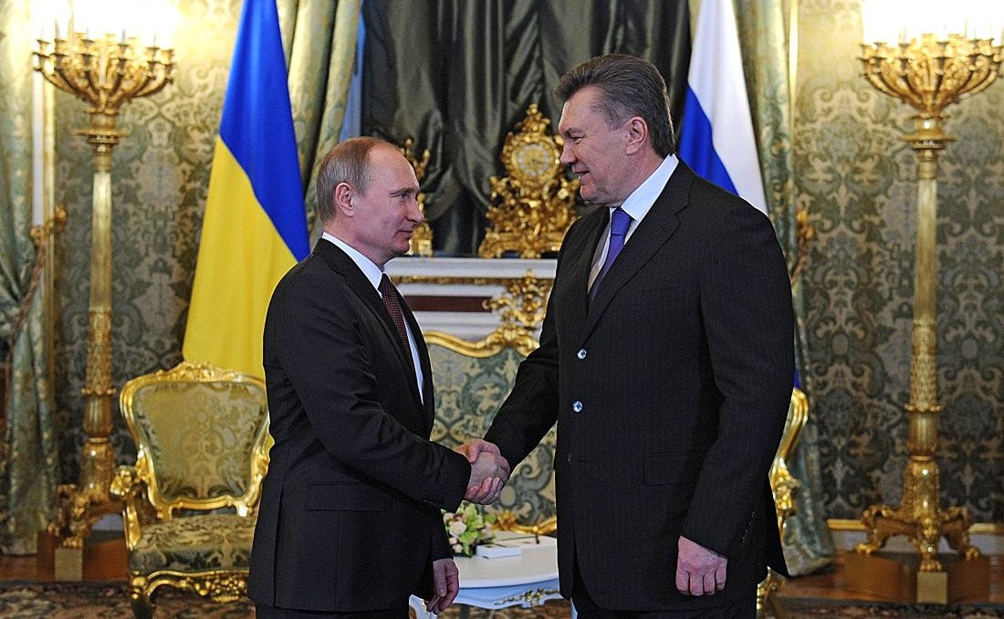 烏克蘭前總統亞努科維奇（右）立場相當親俄，外電指出，他2度參選總統的背後靈就是普丁。   圖：翻攝自克里姆林宮官網