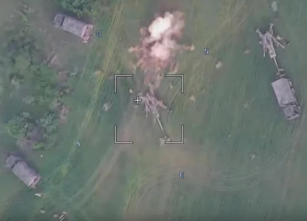 俄軍使用無人機定位，專門獵殺美軍援助給烏克蘭的 M777 榴彈砲陣地。   圖 : 俄國國防部/提供