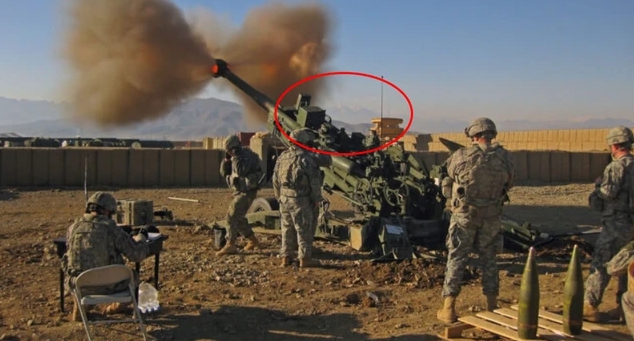 提供給烏克蘭的 M777 榴彈砲拆除了美軍自用的數位化火控系統 (劃紅線部分)，以防這種關鍵設備落入俄軍手中。 圖 : 翻攝自樞密院十號烏克蘭軍隊使用的的 M777 榴彈砲拆除了美軍自用的數位化火控系。 圖 : 翻攝自樞密院十號烏克蘭軍隊使用的的 M777 榴彈砲拆除了美軍自用的數位化火控系。 圖 : 翻攝自樞密院十號