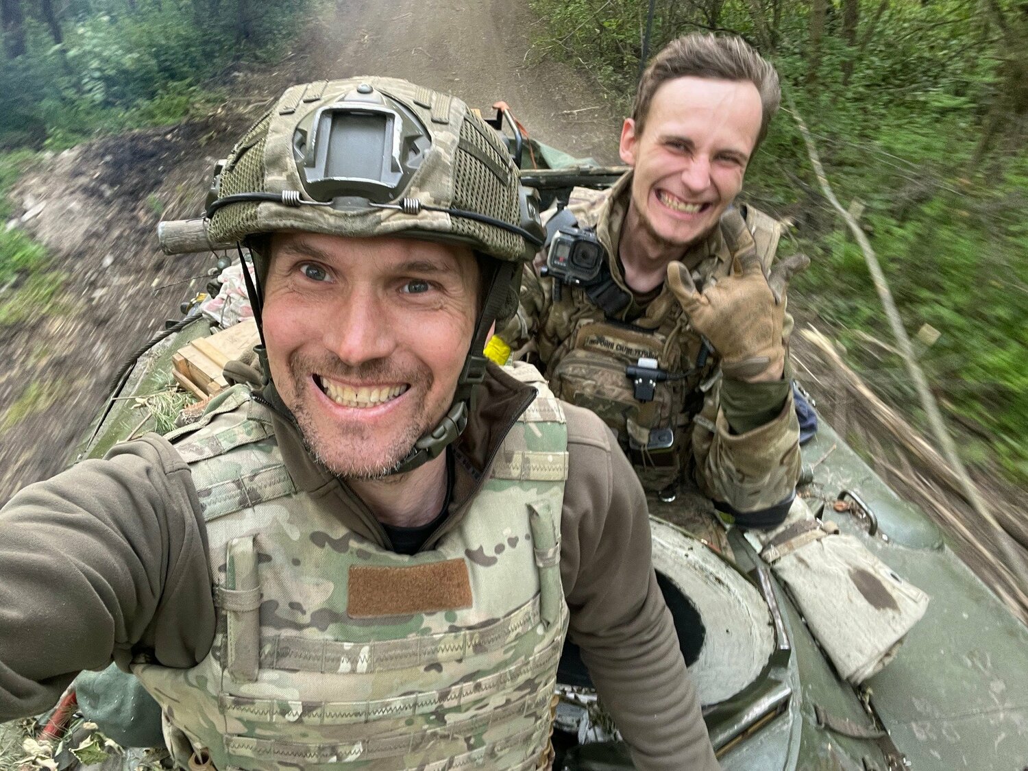 烏俄戰爭》變身偷車賊？！烏媒記者與士兵 在俄軍「眼皮下」偷走裝甲車