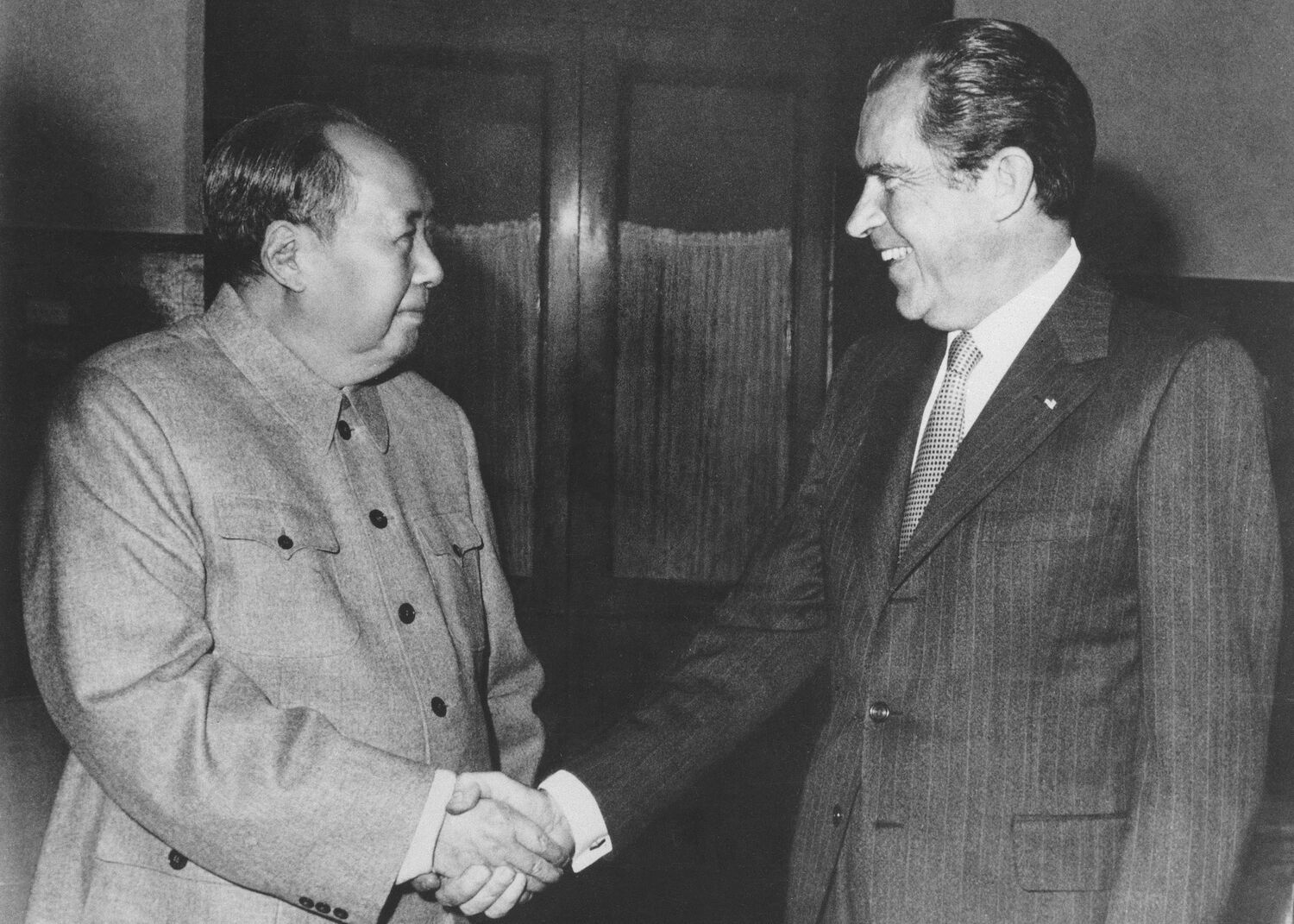 1972年2月21日，時任美國總統尼克森（Richard Nixon，右）與前中國領導人毛澤東在北京會面，握手寒暄。   圖：達志影像/美聯社