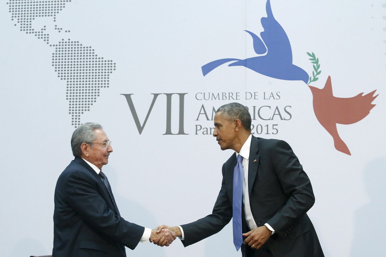 2015 年 4 月 11 日，在巴拿馬城舉行的美洲峰會期間，時任美國總統歐巴馬（Barack Obama，右）與前古巴領導人卡斯楚（Raul Castro）握手。 圖：達志影像/路透社（資料照片）