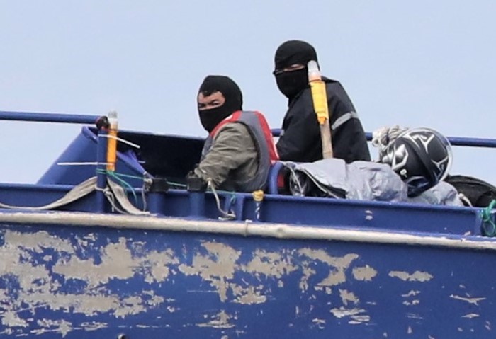 兩艘外掛6部400P的快艇入侵高登島海域，船員戴頭罩，無捕魚行為，行跡可疑。   圖：擷取自馬祖資訊網