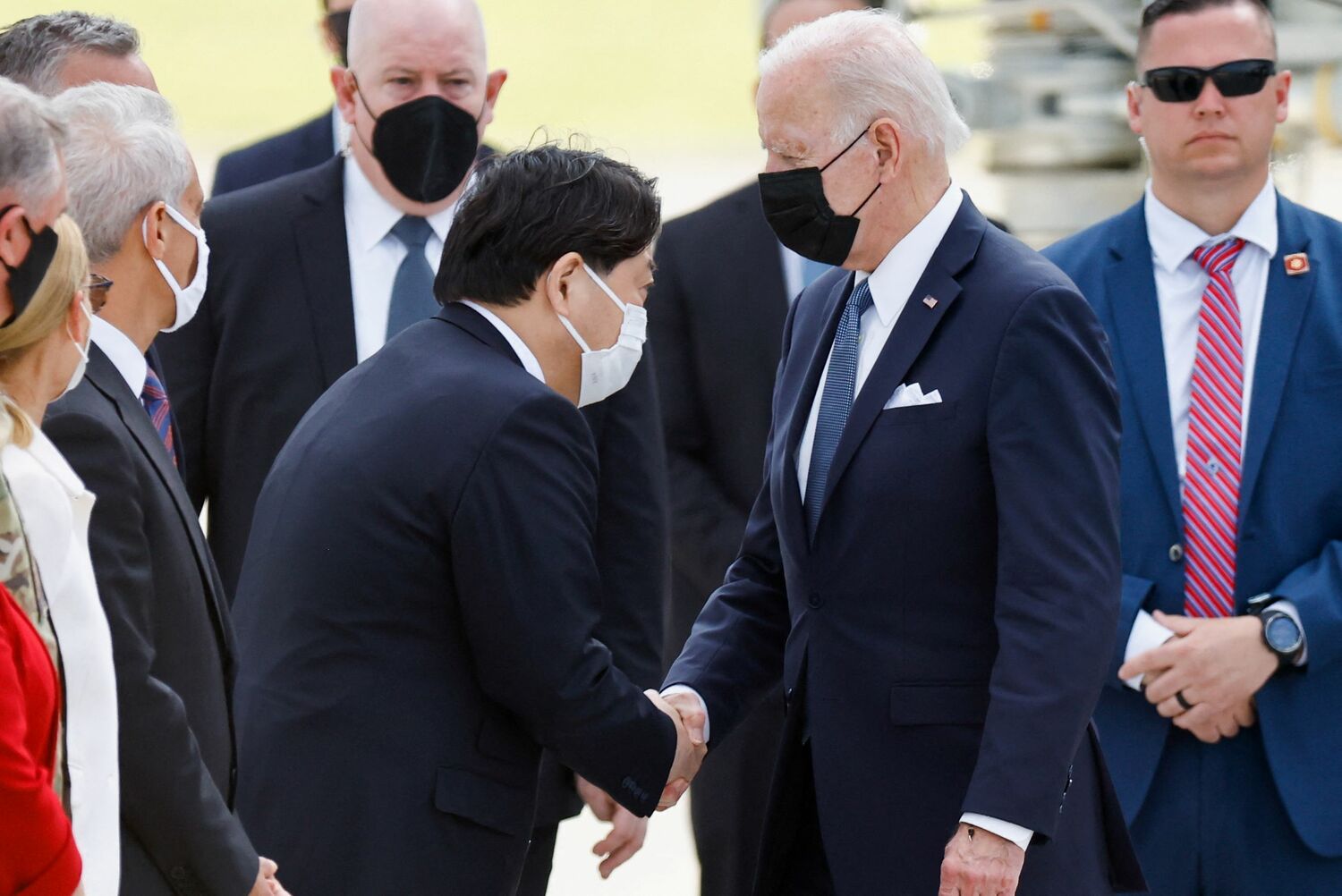 美國總統拜登（Joe Biden，右）搭機飛抵日本航空自衛隊橫田基地，外務大臣林芳正率隊接機。   圖：達志影像/路透社