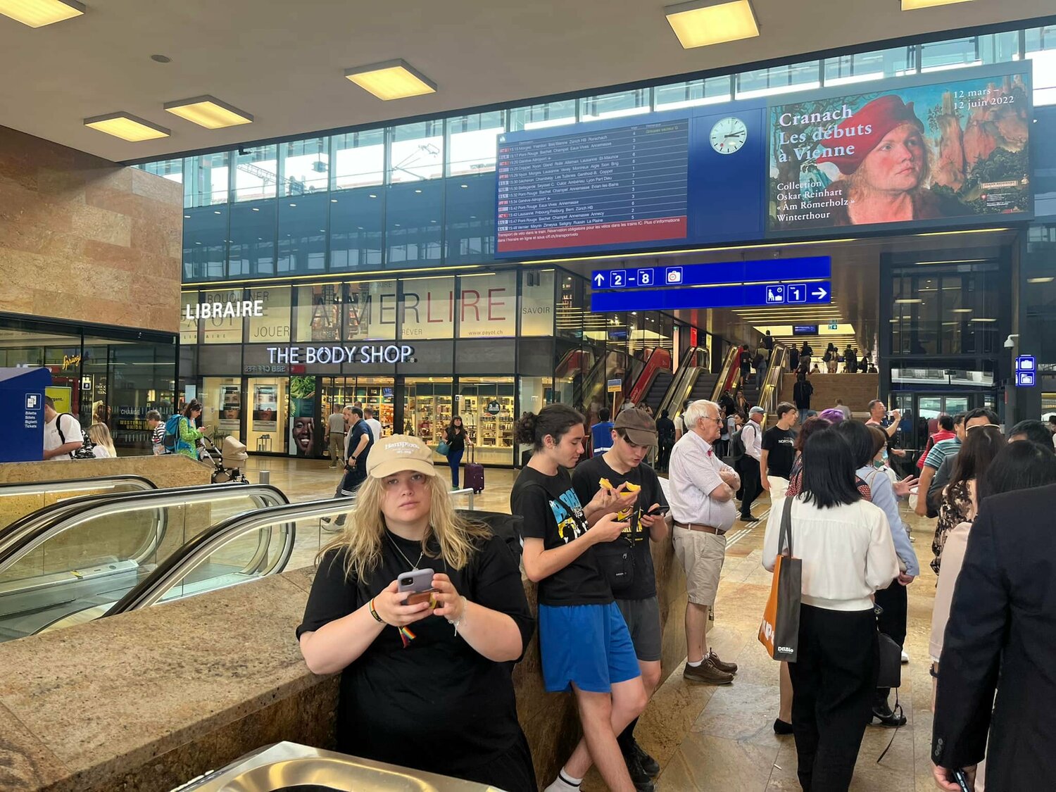 立委林靜儀隨團前往日內瓦，她在臉書po出瑞士日內瓦車站的照片表示，入場沒有量體溫、酒精消毒，沒有人戴口罩，大家「正常生活」。   圖：翻攝自林靜儀臉書