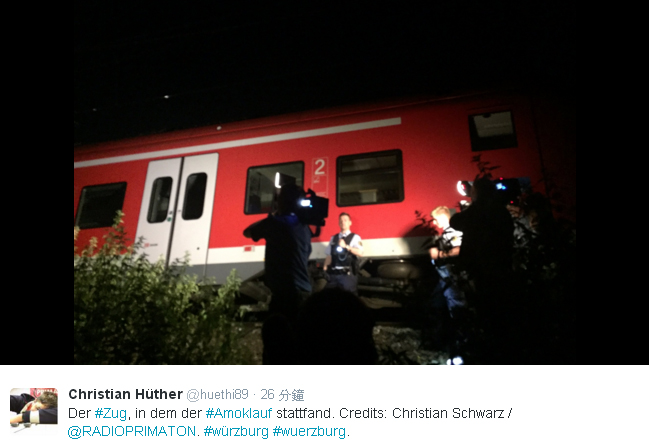 德國巴伐利亞火車發生難民少年持斧亂砍人事件，警方對媒體說明該起攻擊事件。      圖：翻攝Christian Hüther推特