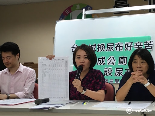北市議員簡舒培27日召開記者會表示，台北市不到一成的公廁設置尿布檯，其中，有尿布檯的男廁僅佔3%，未落實性別平等。   圖：邱筠文/攝