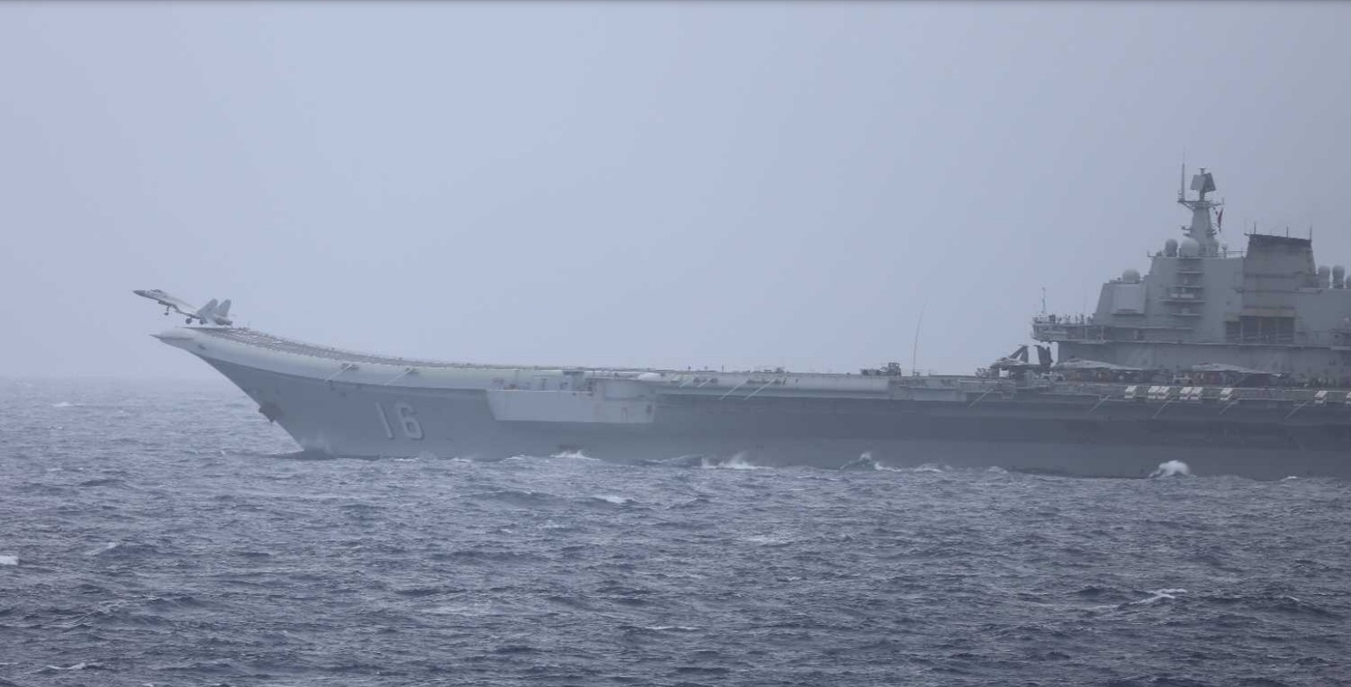 中國解放軍航母「遼寧號(CV-16)」5月1至21日在西太平洋演訓，艦載「殲-15」戰機起飛。 圖：翻攝日本防衛省統合幕僚監部官網