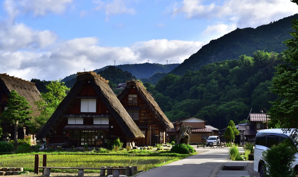 世界遺產之一的日本岐阜縣白川鄉，將是這次日本試行開放觀光團入境的一個必遊景點。   圖：翻攝自日本觀光局官網