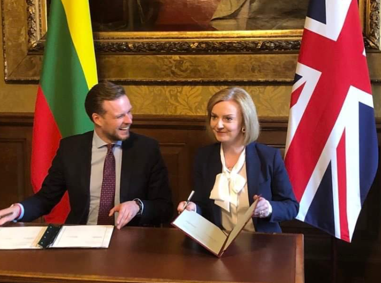 英國外交大臣特拉斯（Liz Truss）和立陶宛外交大臣藍斯柏吉斯（Gabrielius Landsbergis）於當地時間5月23日共同簽署聯合宣言。   圖：擷取自Twitter@GLandsbergis