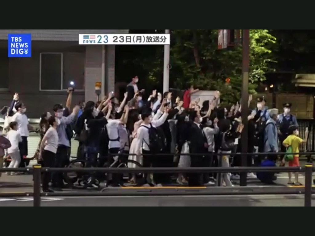 東京市民也等在岸田請拜登晚宴的八芳園附近想爭睹拜登面貌   圖:翻拍自TBS新聞