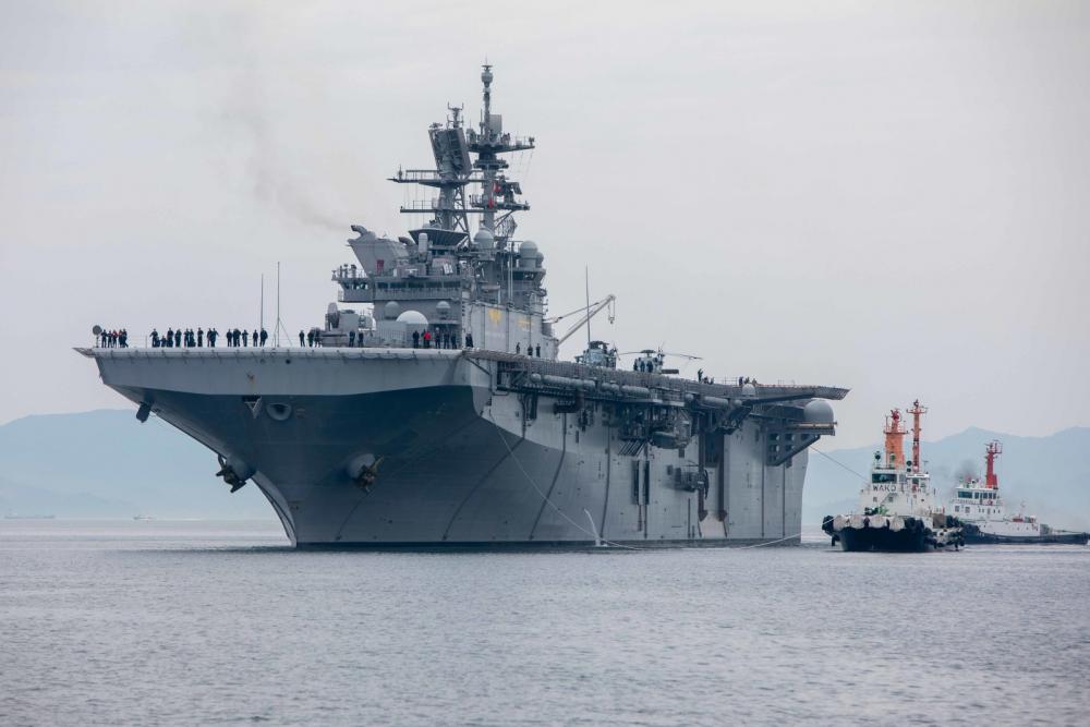 美軍「閃電航母」LHA-7最新近照 暫靠泊岩國待命FOIP