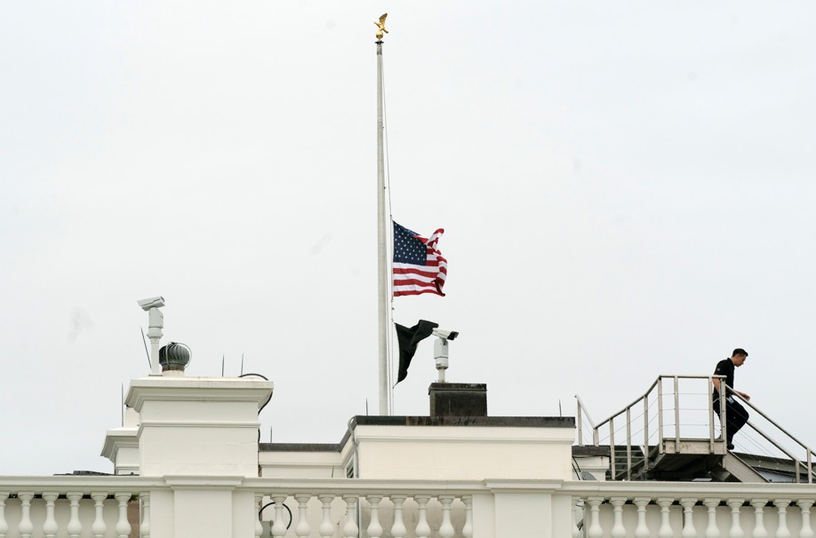 這起槍擊案造成18名學童以及3名成人死亡，白宮為此降半旗哀悼。   圖：美聯社／達志影像