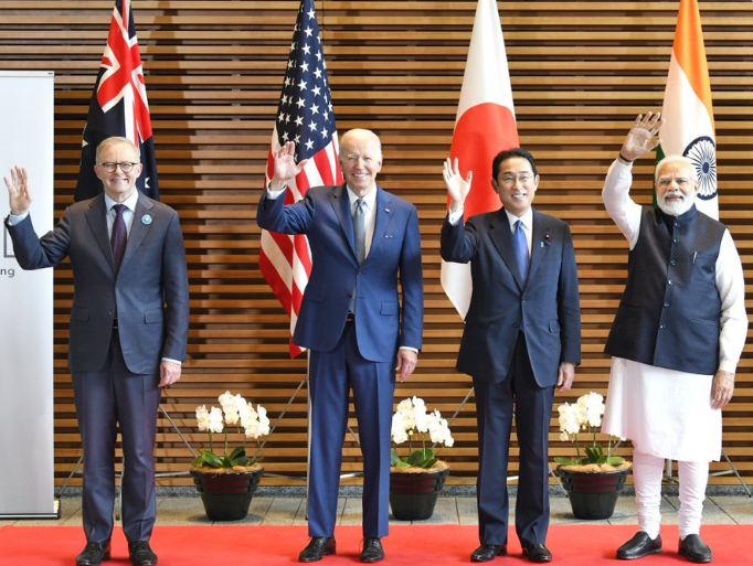 由美國、日本、印度、澳洲組成的「四方安全對話」（QUAD）於 24 日上午召開元首峰會。 圖： 擷取自Twitter@vaibhavUP65