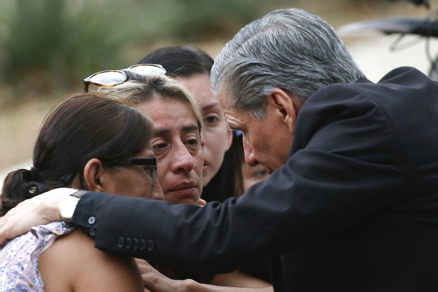 德州校園槍擊案發後，聖安東尼奧教區大主教西勒（Gustavo Garcia-Siller）擁抱安慰受難者家屬。   圖：達志影像／美聯社