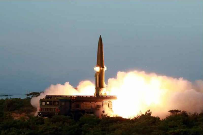 日韓媒體報導，北韓於28日傍晚向日本海發射2枚短程彈道導彈。圖為被稱為北韓版「伊斯坎德爾」的KN-23戰術彈道導彈。   圖：翻攝勞動新聞（資料照）