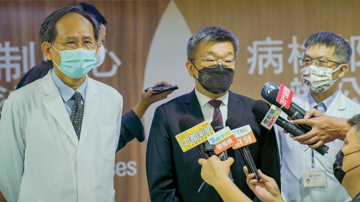 蔡其昌說，台中市民關心的是防疫，不是盧秀燕市長的民調。    蔡其昌辦公室/提供