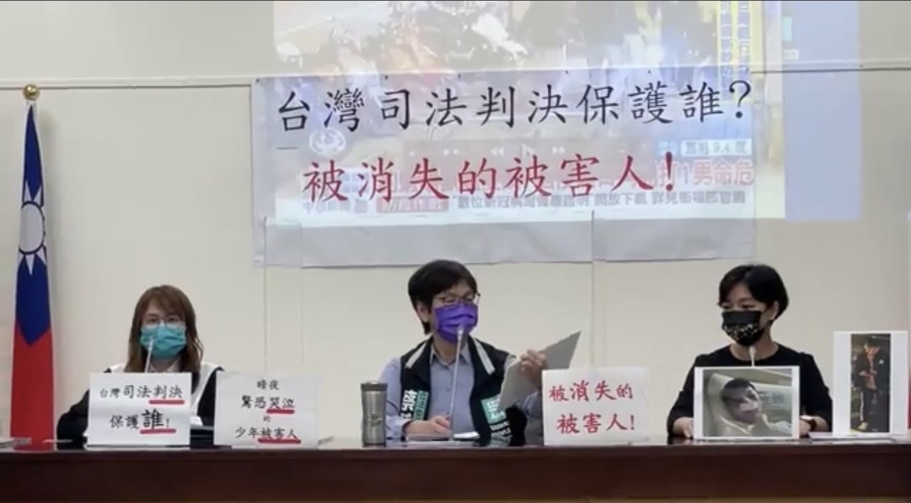 陳妙真律師(左)與蔡壁如(中)陪受害者家屬召開記者會。   圖：民眾黨高雄市黨部提供