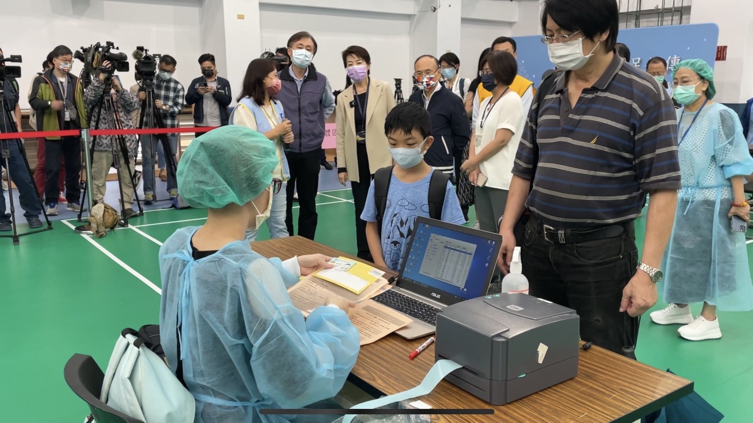 台北市副市長黃珊珊今日視察校園BNT兒童疫苗開打首日狀況。   圖：台北市政府 / 提供