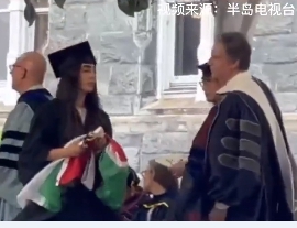 美國喬治城大學一名巴勒斯坦裔女畢業生，當地時間 21 日在畢業典禮上，拒絕與美國國務卿布林肯(右)握手。   圖 : 影片截圖