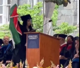 喬治城大學當代阿拉伯研究中心的女畢業生努蘭•阿罕丹在畢業典禮上揮舞著巴勒斯坦國旗。   圖 : 影片截圖