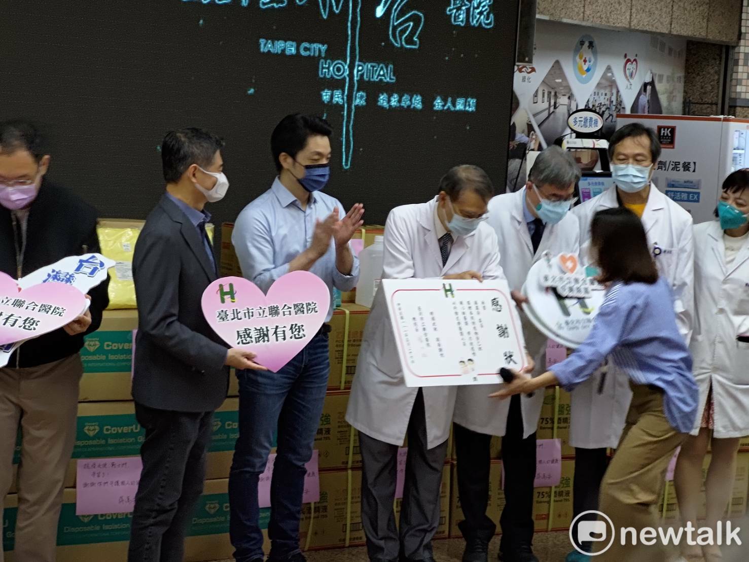 國民黨立委蔣萬安與台北市議員陳炳甫等人赴聯合醫院中興院區捐贈醫療物資。   圖：黃建豪/攝