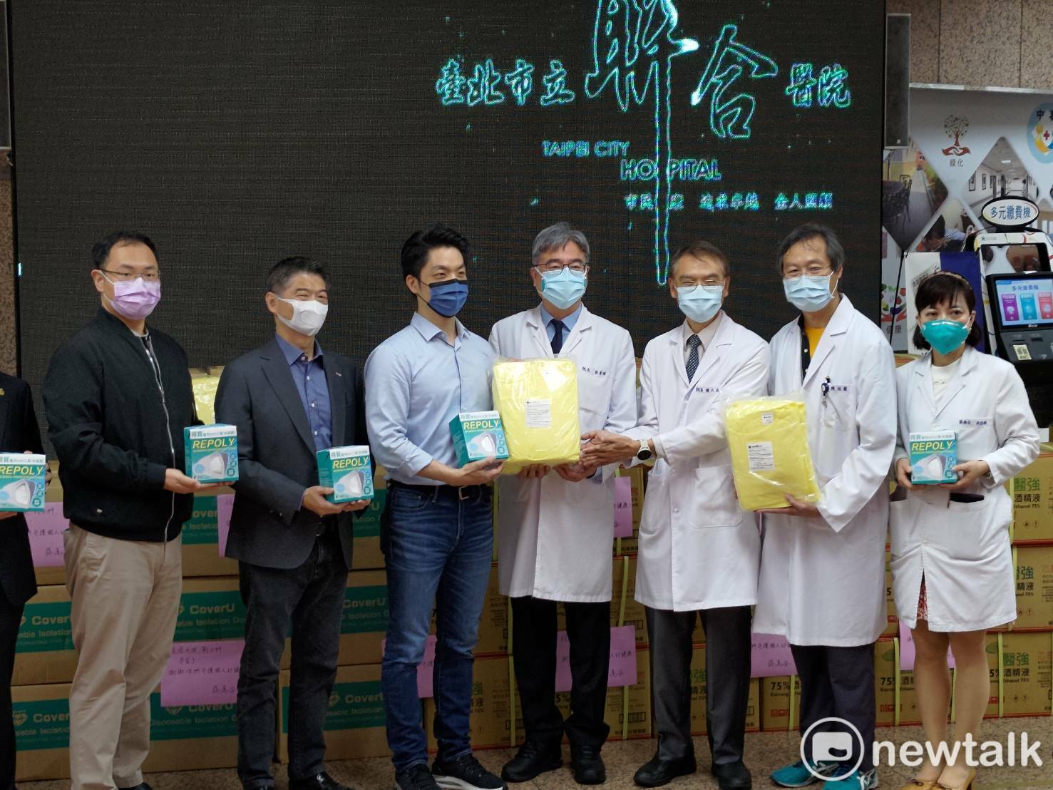 國民黨立委蔣萬安與台北市議員陳炳甫等人赴聯合醫院中興院區捐贈醫療物資。   圖：黃建豪/攝
