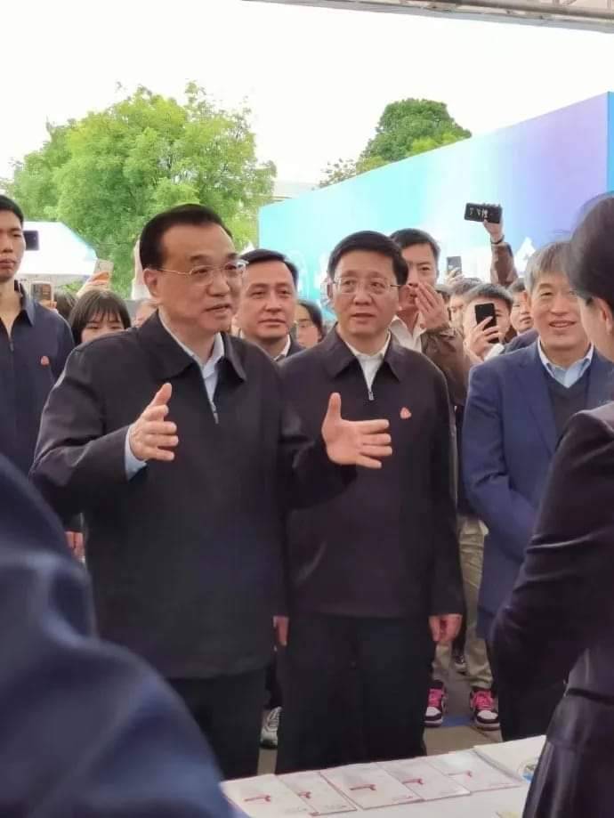中國國務院總理李克強(左)最近出席公開場合，都故意不戴口罩，也要求身邊的人不准戴，明顯違背習近平的命令。   圖 : 翻攝自微博